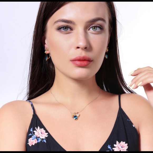 gold bee rhinestone chain necklace - Picture 4 of 5